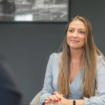 Vrouw aan tafel